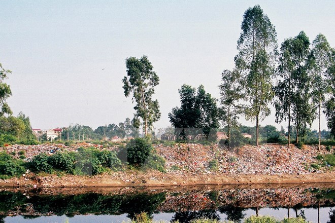 Báo động ô nhiễm trầm trọng nguồn nước sông tại Hà Nội